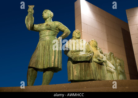 Eine Bronzestatue in Póvoa de Varzim Portugal die Frauen der Fischer der Stadt gewidmet. Stockfoto