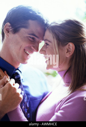 Paar umarmen, seitliche Ansicht, close-up Stockfoto