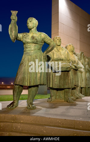 Eine Bronzestatue in Póvoa de Varzim Portugal widmet sich die Frauen der Fischer der Stadt Stockfoto