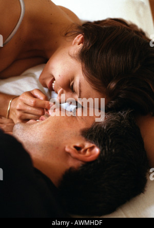 Paar im Bett liegend, von Angesicht zu Angesicht, close-up der Köpfe Stockfoto