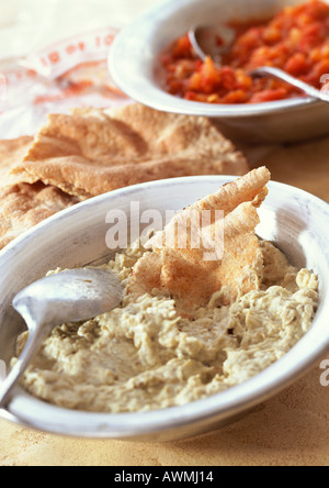 Schüssel mit Baba Ghannouj mit Pita-Brot, Nahaufnahme Stockfoto