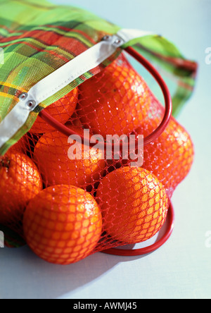 Orangen in wiederverwendbaren shopping Tasche, close-up Stockfoto