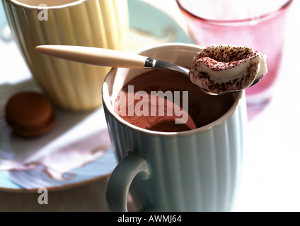 Heißer Schokolade im Becher mit Spoonfull von Schlagsahne, Creme, Nahaufnahme Stockfoto