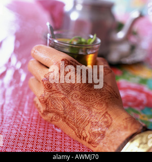 Henna-Tattoo in Frauenhand Stockfoto