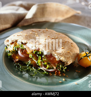 Räucherlachs, Kresse und Crème Fraiche Sandwich Stockfoto