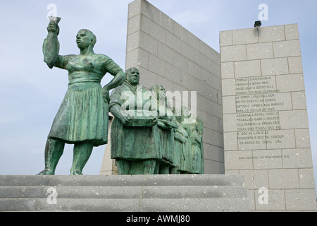 Eine Bronzestatue in Póvoa de Varzim Portugal die Frauen der Fischer der Stadt gewidmet. Stockfoto