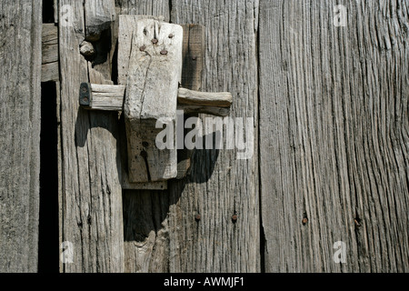 Rustikale und traditionelle Steinhäuser mit Holztüren in der portugiesischen Stadt von Rio de Onor. Stockfoto