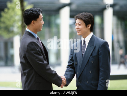 Zwei Geschäftsleute Händeschütteln, im freien Stockfoto