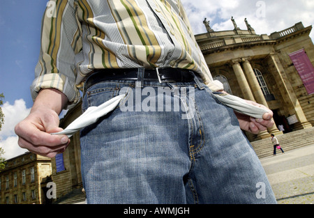 Mann zeigt seine leeren Taschen vor dem städtischen Theater, Stuttgart, Baden-Württemberg, Deutschland Stockfoto