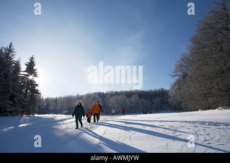 Menschen, die einen Spaziergang, Mt. Kreuzberg bei Bischofsheim, Rhön Berge, untere Franken, Bayern, Deutschland, Europa Stockfoto