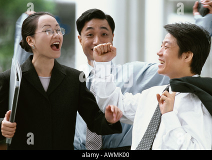 Business Partner feiern, draußen Stockfoto