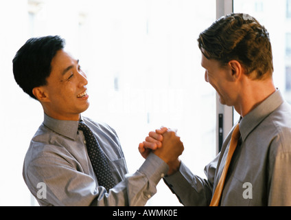 Zwei Geschäftspartner Händeschütteln, Seitenansicht Stockfoto