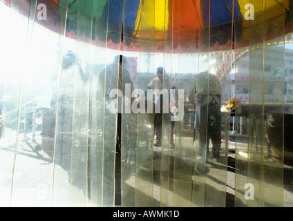 Plastikvorhang, Menschen tragen Schürzen, draußen, Urumqi, Xinjiang, China Stockfoto