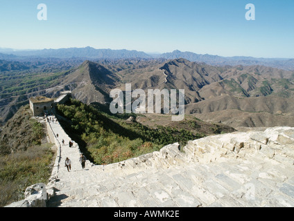 China, Provinz Hebei, Simatai, Menschen zu Fuß entlang der großen Mauer, erhöhte Ansicht Stockfoto