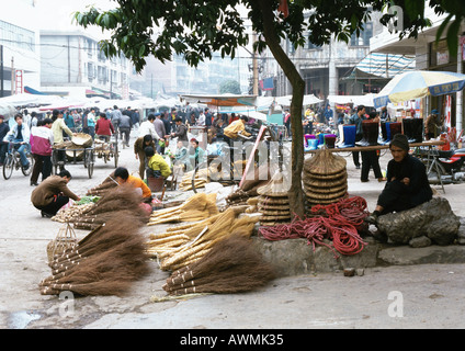 China, autonome Region Guangxi, Laibin, Besen Verkäufer am Markt Stockfoto