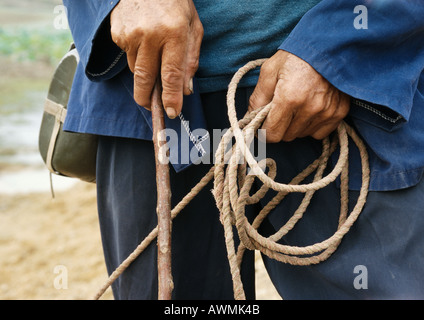 China, Bauer Halteseil und Holz kleben, Mittelteil, Nahaufnahme Stockfoto