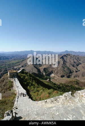 China, Provinz Hebei, Simatai, Menschen zu Fuß auf der chinesischen Mauer, erhöhte Ansicht Stockfoto