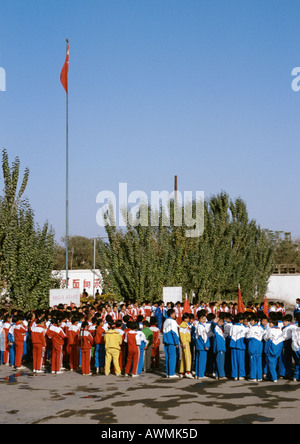 China, Xinjiang, Turpan, uniformierten Studenten stehen in Bildung für morgen Versammlung im Schulhof Stockfoto