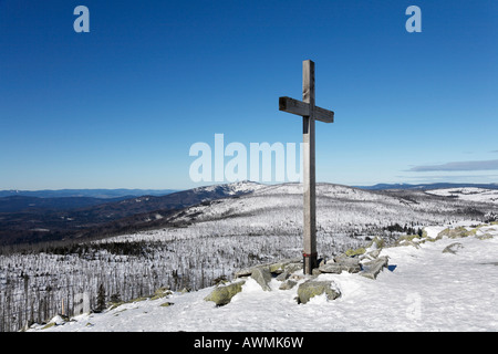 Gipfelkreuz am Mt. Lusen, Nationalpark Bayerischer Wald (Nationalpark Bayerischer Wald), untere Bayern, Bayern, Deutschland, Euro Stockfoto