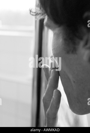 Mann berühren Backe, Nahaufnahme, b&w Stockfoto