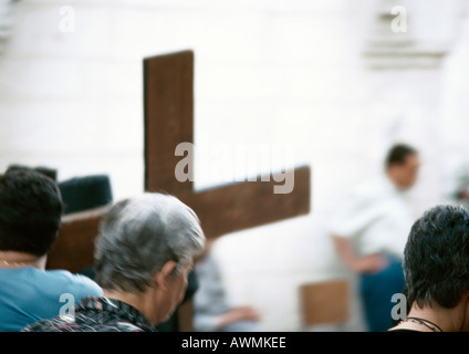 Israel, Jerusalem, Menschen in der christlichen Kirche, Kreuz im Hintergrund unscharf Stockfoto