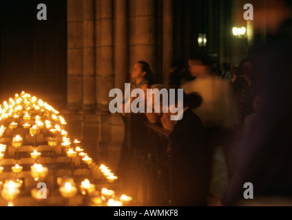 Frankreich, Paris, Kathedrale Notre-Dame, Menschen beten neben Kerzen Stockfoto