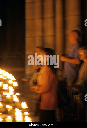 Frankreich, Paris, Kathedrale Notre-Dame, Menschen stehen mit Kerzen, unscharf Stockfoto