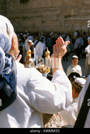 Israel, Jerusalem, Frau Hände, Klagemauer im Hintergrund Stockfoto