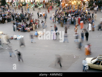 Gruppen von Menschen versammelten sich in einer Stadt quadratisch, erhöhten Blick unscharf Bewegung Stockfoto