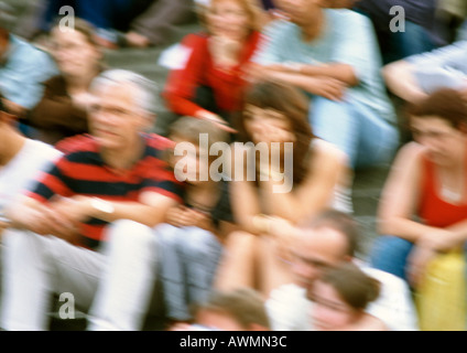 Corwd von Menschen sitzen auf Stufen, unscharf Stockfoto