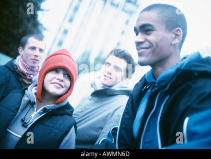 Gruppe von Jugendlichen außerhalb, Gebäude im Hintergrund Stockfoto