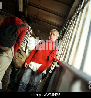 Jugendliche in der u-Bahnstation Stockfoto