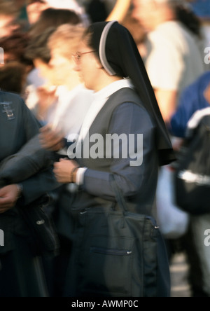 Nonne, Seitenansicht, drängen sich im Hintergrund unscharf Stockfoto