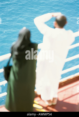 Zwei Personen stützte sich auf Schiene, Blick auf das Meer, unscharf Stockfoto