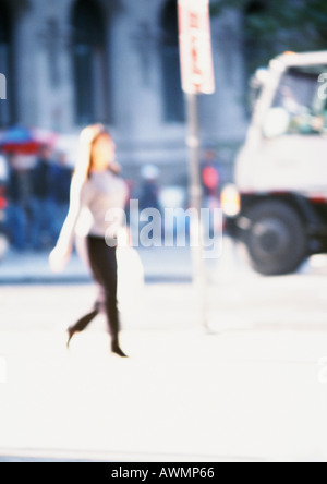 Frau mit Tasche, auf Straße, unscharf Stockfoto
