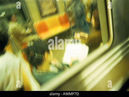 Menschen in der u-Bahn, gesehen von außen, unscharf Stockfoto