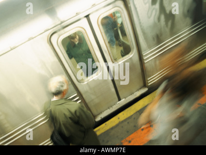 Person warten vor u-Bahn-Türen, erhöhte Ansicht, unscharf Stockfoto