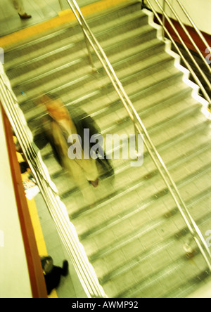 Mann auf Treppe, erhöhte Ansicht, unscharf Stockfoto