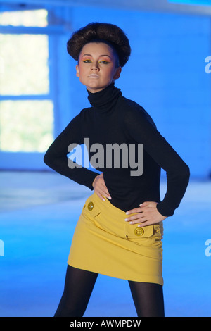 Junge Frau trägt Retro 60er Jahre Outfit mit ihrem Haar getan in einer Hochsteckfrisur (Bienenstock) Stockfoto