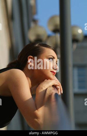 Mediterran wirkende Mädchen suchen besinnliche Geländer gelehnt Stockfoto