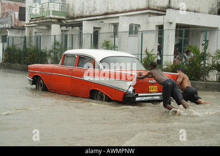 Amerikanische Oldtimer gedrängt auf einer überfluteten Straße in Havanna, Kuba, Karibik Stockfoto