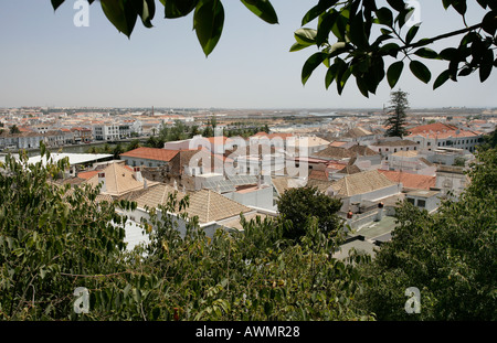 Die küstennahen Dorf Tavira wie gesehen von den Burgmauern im alten Teil ist Tavira an der portugiesischen Algarveküste. Stockfoto