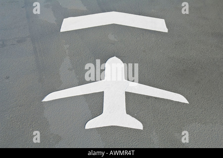 Flughafen, Parkdeck, Flug-Hinweisschild, Düsseldorf, Nordrhein-Westfalen, Deutschland Stockfoto