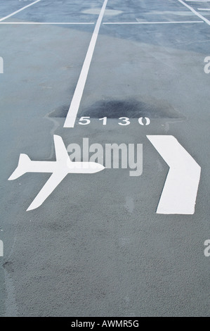 Flughafen, Parkdeck, Flug-Hinweisschild, Düsseldorf, Nordrhein-Westfalen, Deutschland Stockfoto
