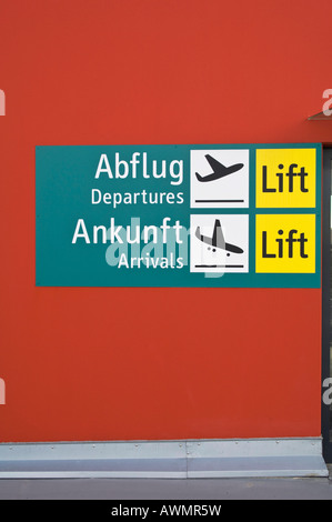 Flughafen, Parken, Ebene, Hinweisschild, an- und Abflüge, North Rhine-Westphalia, Deutschland Stockfoto