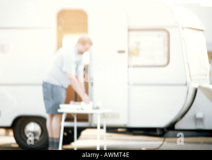 Mann stand vor Wohnmobil, unscharf Stockfoto