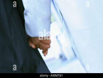 Paar Hand in Hand, Nahaufnahme, unscharf Stockfoto