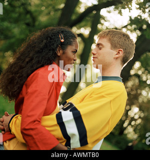 Junges Paar, umarmen, draußen, Nahaufnahme Stockfoto