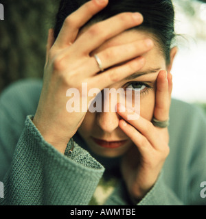 Junge Frau, Gesicht, draußen, Nahaufnahme, Porträt übergibt. Stockfoto