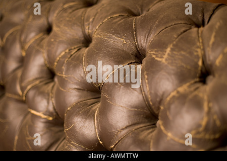 die Polsterung der einen gealterten und verschlechterten alte couch Stockfoto